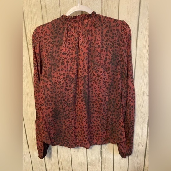 BELLA DAHL - PULLOVER RUFFLE NECK TOP - WILDBERRY LEOPARD PRINT SMALL. - Picture 4 of 4